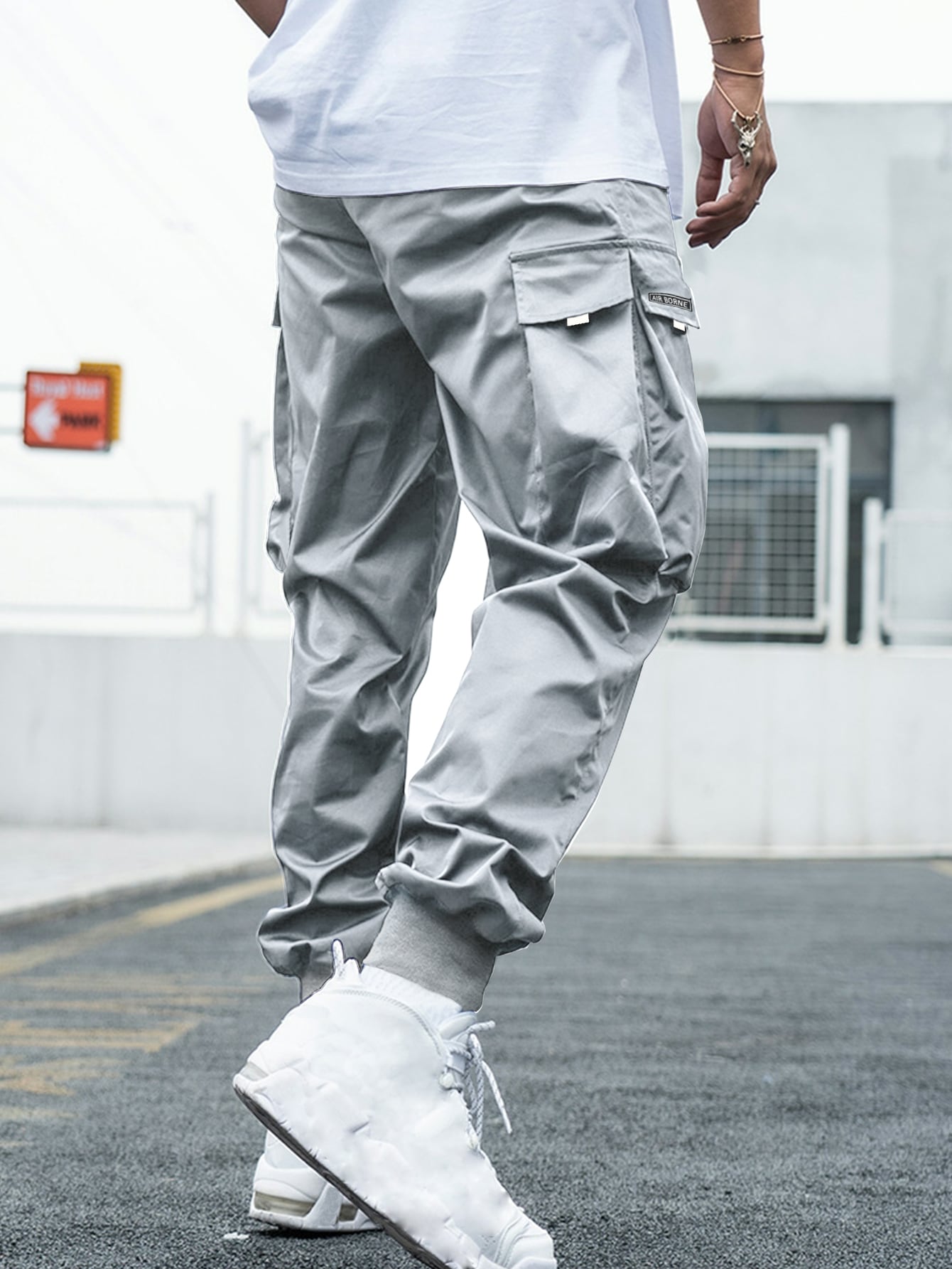 Men Letter Graphic Flap Pocket Drawstring Waist Cargo Pants