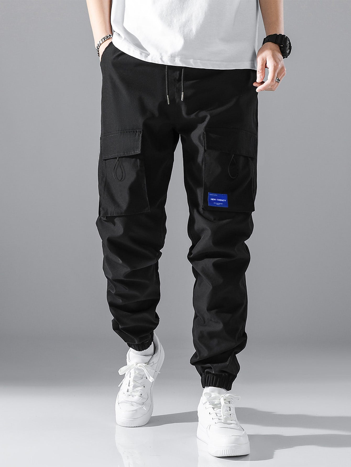 Men Letter Patched Detail Flap Pocket Drawstring Waist Cargo Pants