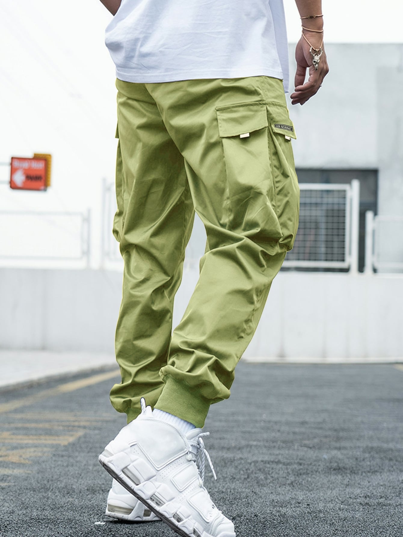 Men Letter Graphic Flap Pocket Drawstring Waist Cargo Pants